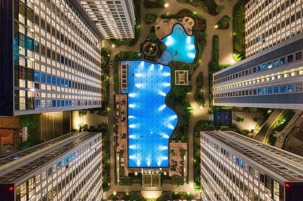 Building Impressive Commercial Pools
